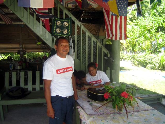 John & Veronica, caretakers, Suwarrow