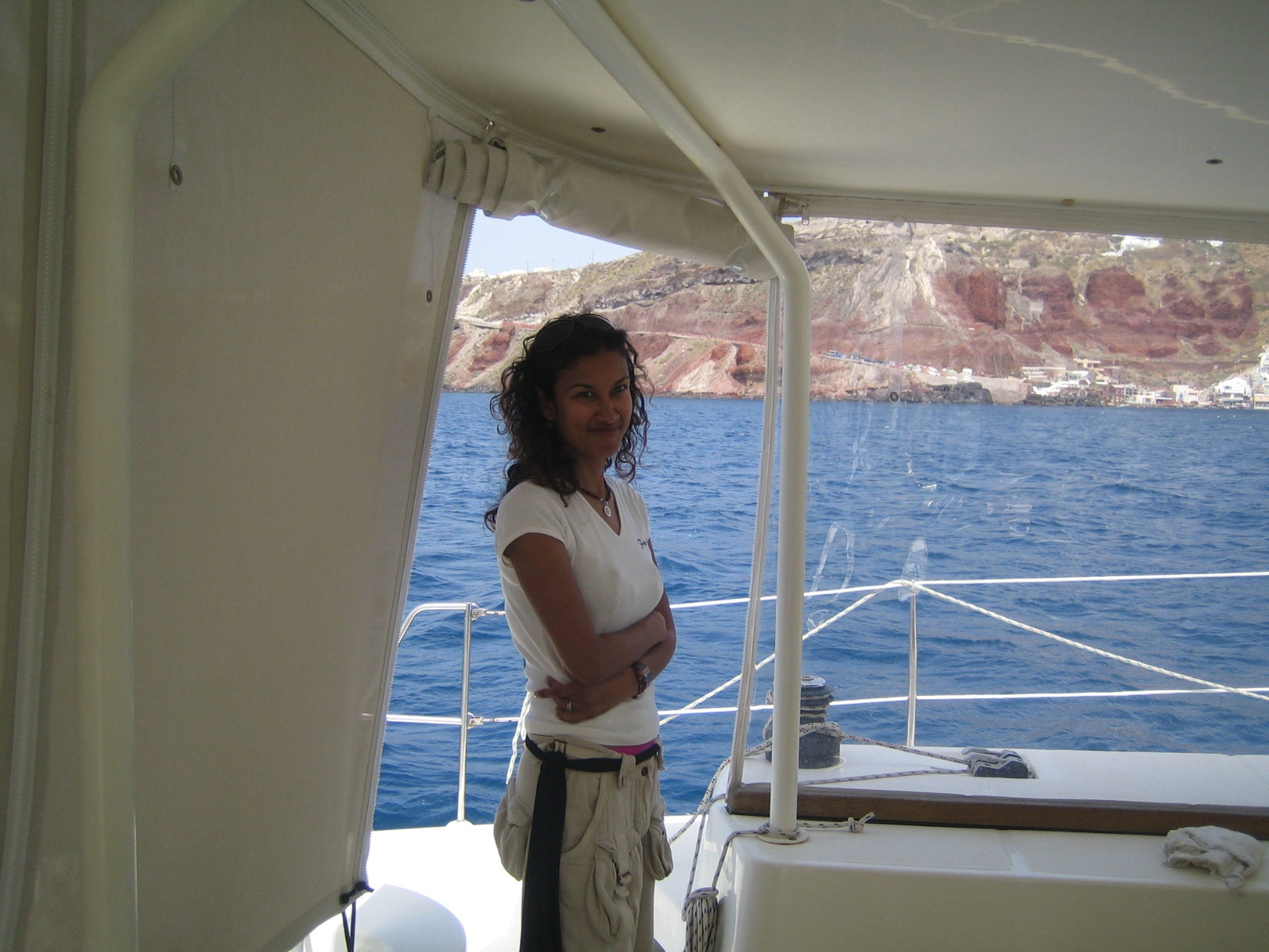 Milli sailing along the Santorini caldera